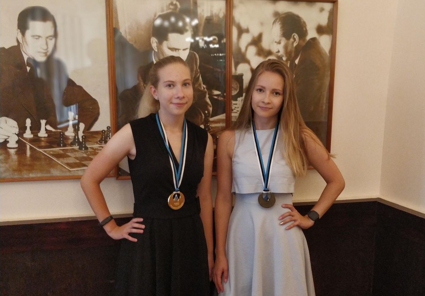 2020. aasta august, Eesti naiste meistrivõistluse lõppedes. Mai Narva(vasakul) võitis kulla, Triin pronksmedali. Seriaali "Lipugambiit" vaatasid nad mõlemad suure huviga. 