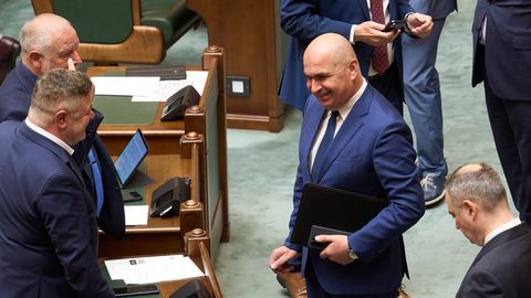 Suutmatus kuude kaupa valitsust moodustada lööb Rumeenia rahakotti piraka augu