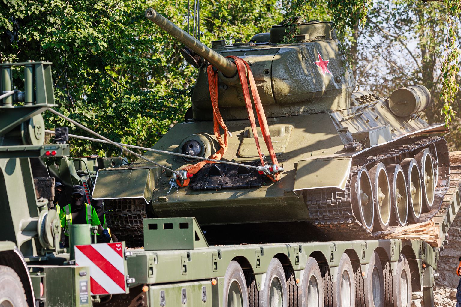 Narva tank tõmmati mullu 16. augustil eritehnikat kasutades postamendilt alla.