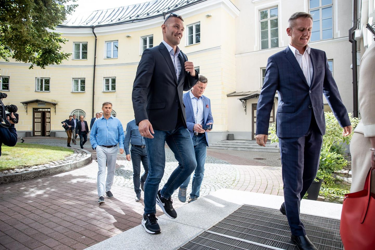 Volikogu esimees Žavoronkov (paremal) sõnas eile peaministrit külastades, et tema soov oleks, et Narva pöörduks monumentide teisaldamise asjus riigi vastu kohtusse.