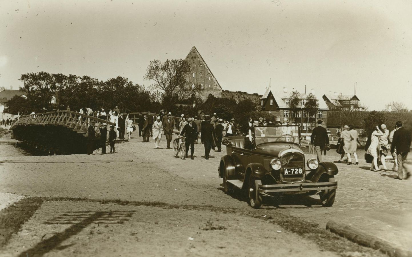 Auto ja jalutajad Pirita teel ja sillal 1928. aasta paiku.