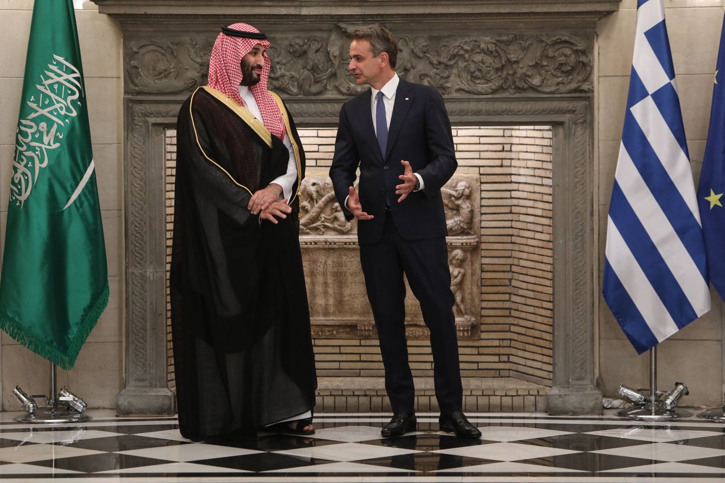 Kreeka peaminister Kyriakos Mitsotakis (paremal) vestlemas Saudi kroonprints Mohammed Bin Salmaniga.