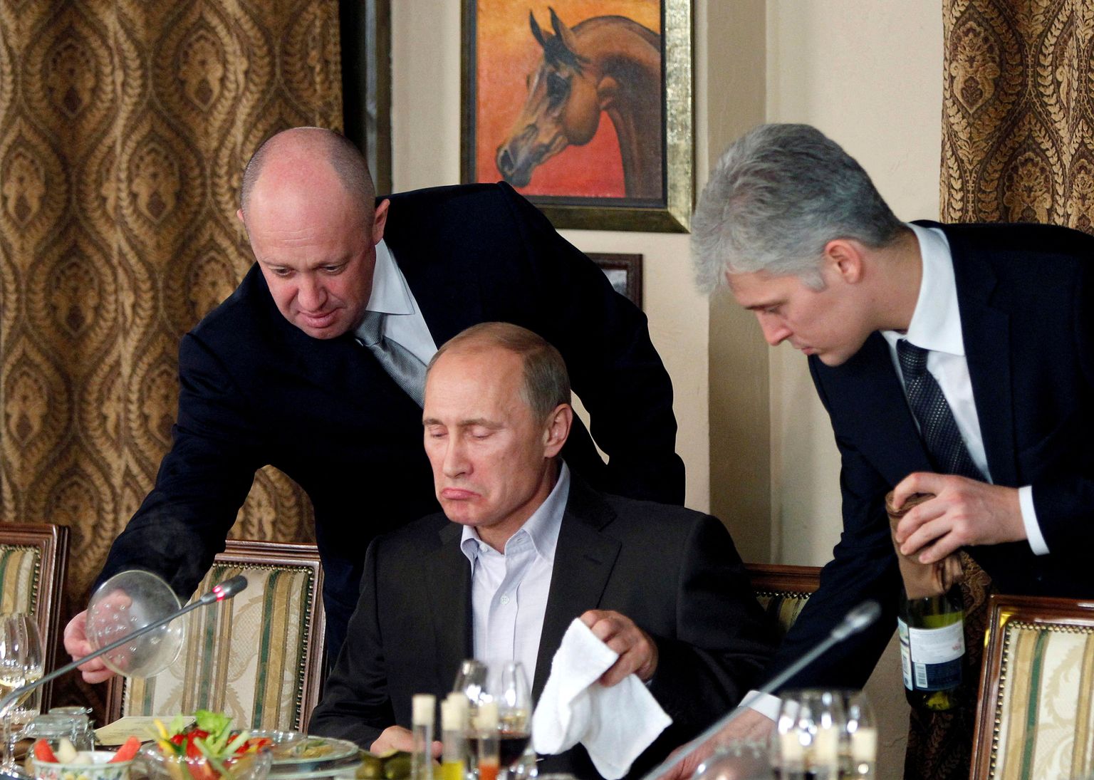 Restoraniärimees Jevgeni Prigožin (vasakul) serveerimas 11. novembril 2011 Moskva lähedase ratsabaasi restoranis süüa Venemaa peaministrile Vladimir Putinile