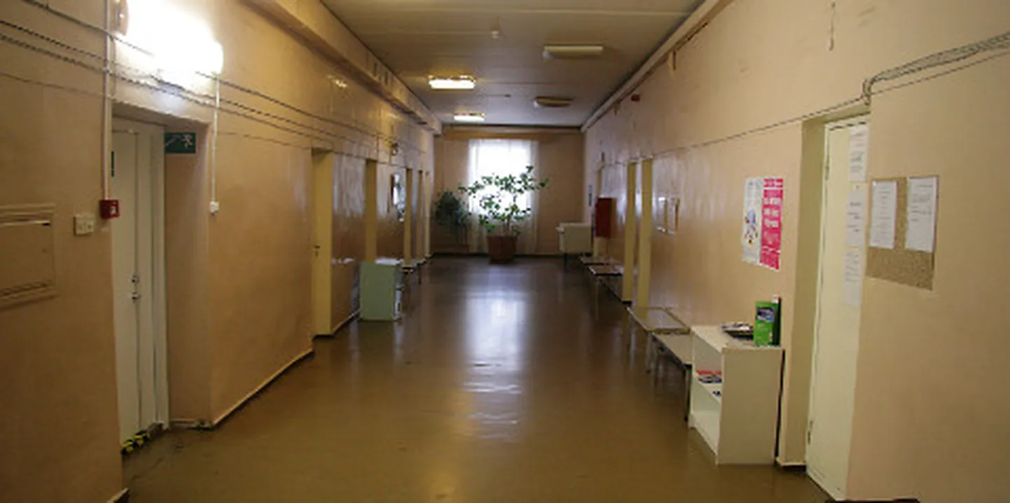 Kiviõli polikliinikusse loodav perearstikeskus tagaks renoveeritud ruumid nii arstidele kui patsientidele, kes praegu peavad vastuvõttu ootama hämarates ja pikka aega remondita olnud koridorides.