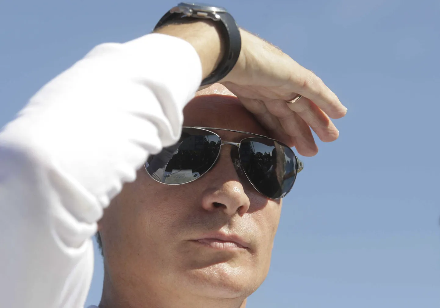 Vene peaminister Vladimir Putin uurib silmapiiri
