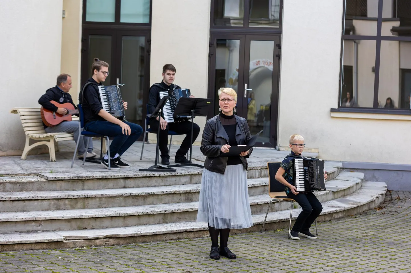 Türi muusikakoolis saab õppida paljusid pille alustades kromaatilisest kandlest ja lõpetades metsasarvega. Tšellot õpetab Helen Ott (esiplaanil), kes võttis sõna ka muusikakooli aktusel.