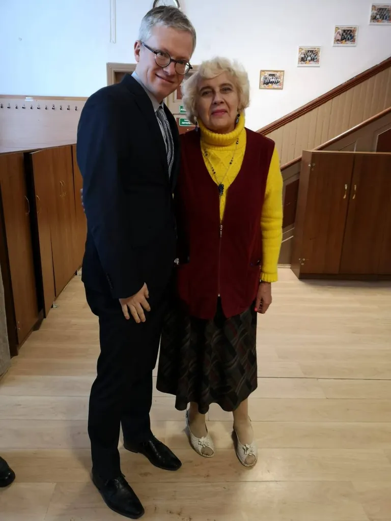 Minister Janek Mäggi ja Petseri Lingvistilise Gümnaasiumi eesti keele õpetaja Valli Tamm.