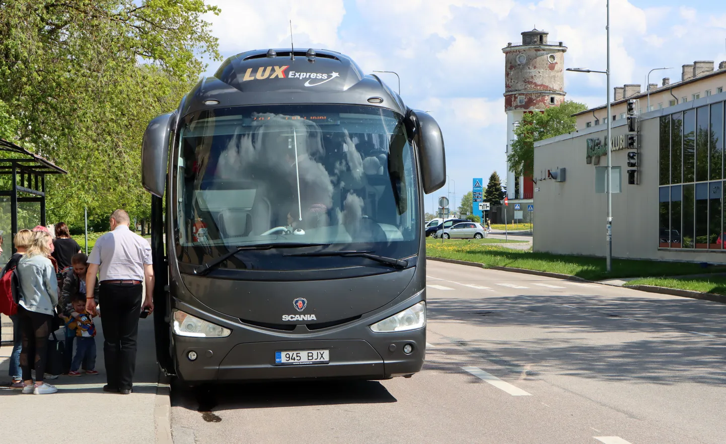 Juba mitu aastat on kaugliinibussid Kohtla-Järvel sõitjaid peale võtnud Virumaa kolledži ja apteegi juures bussipeatuses.