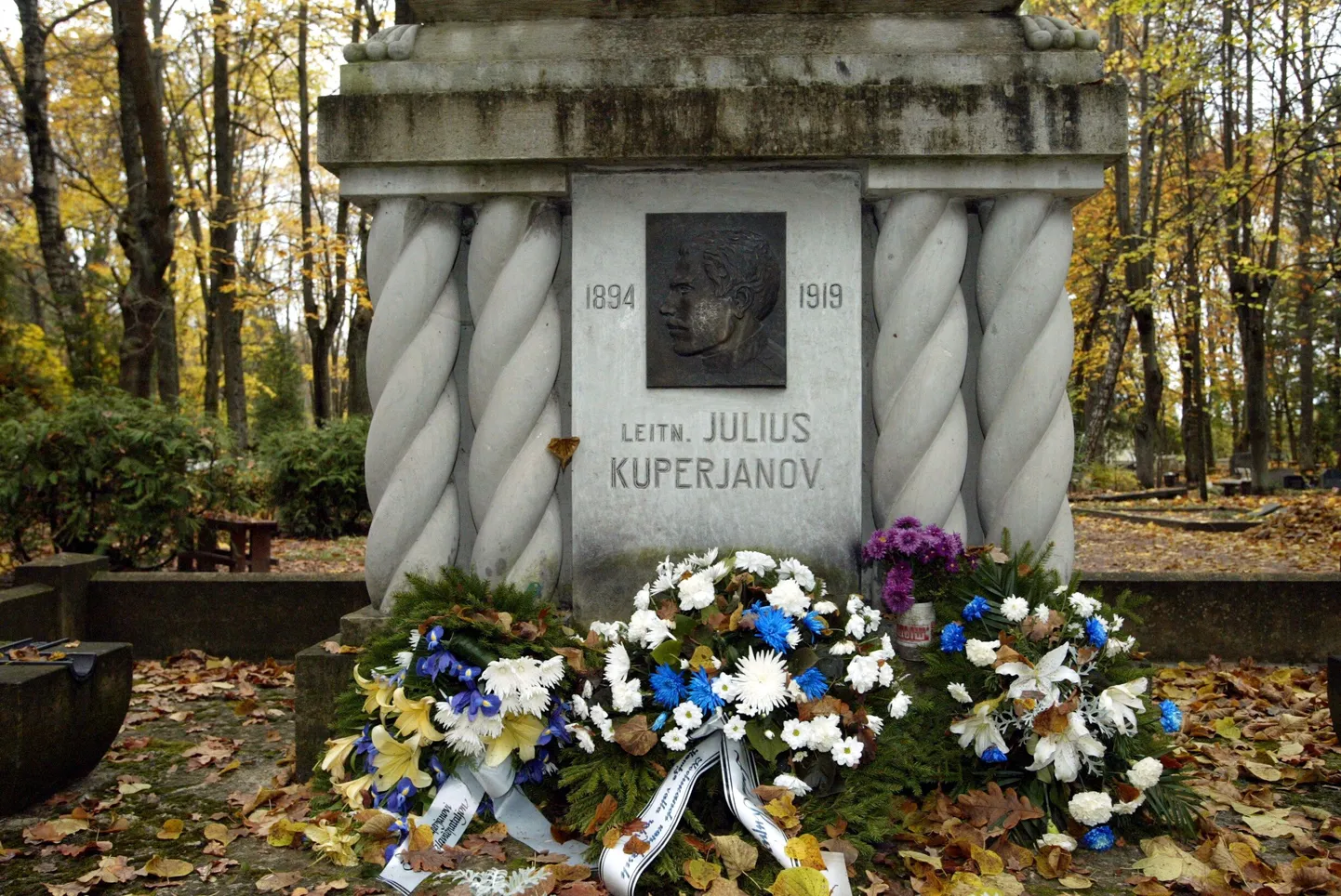 Julius Kuperjanovi hauasammas.