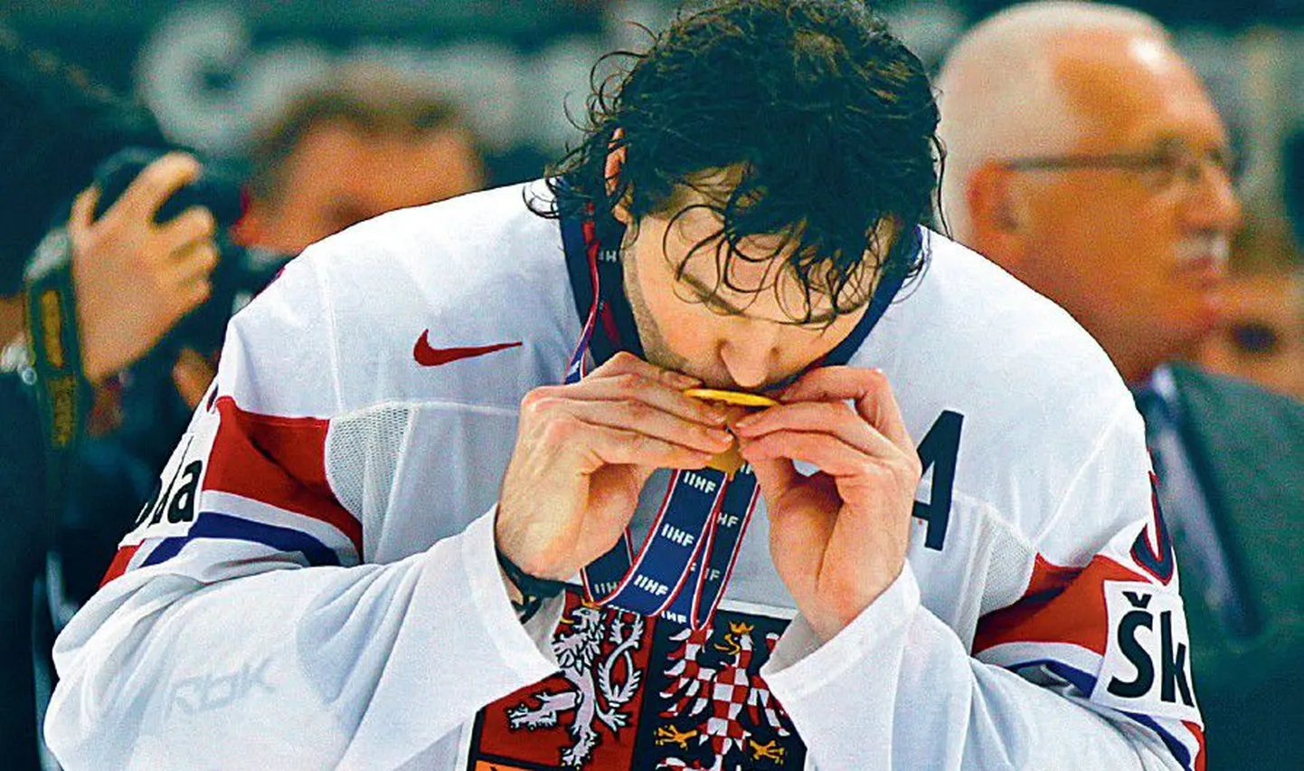 Яромир Ягр целует золотую медаль после победы чешской сборной на чемпионате мира по хоккею.