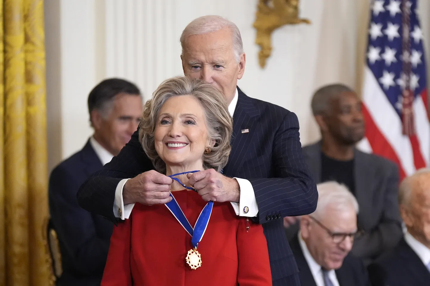 Joe Biden Presidendi Vabadusmedalit Hillary Clintoni kaela riputamas.