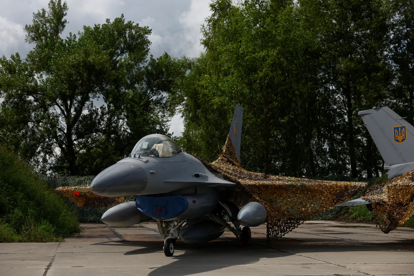 Ukraina õhujõudude hävitaja F-16 augustis salastatud asukohas.
