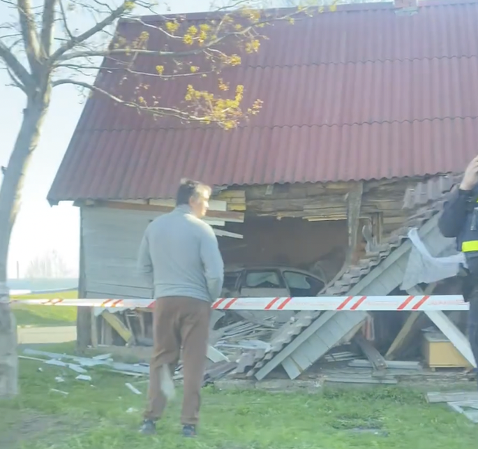 Частный дом вспыхнул рядом с общежитием ЗабГУ в Чите — видео