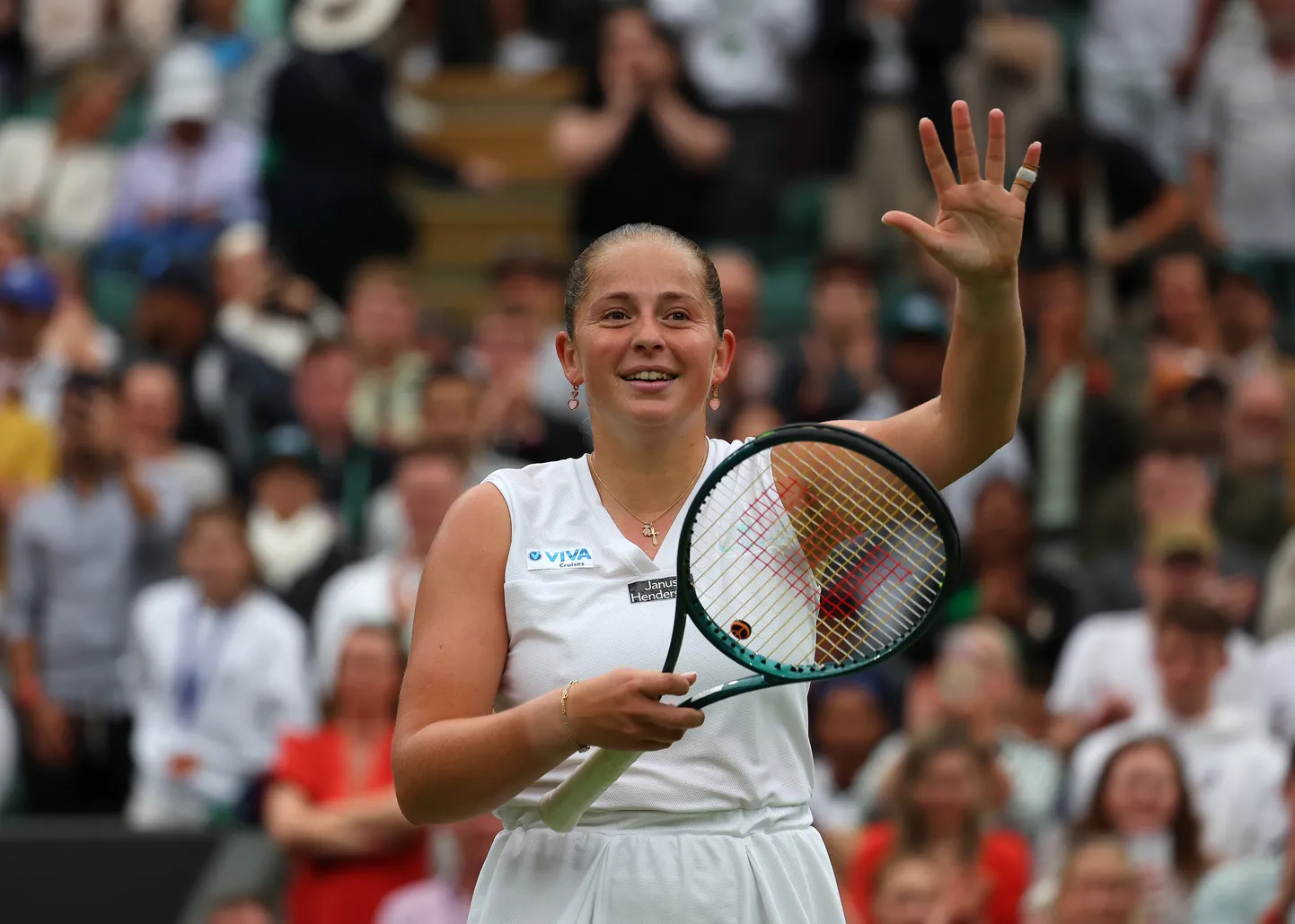 Jelena Ostapenko lehvitab pealtvaatajatele pärast Julia Putintseva alistamist.