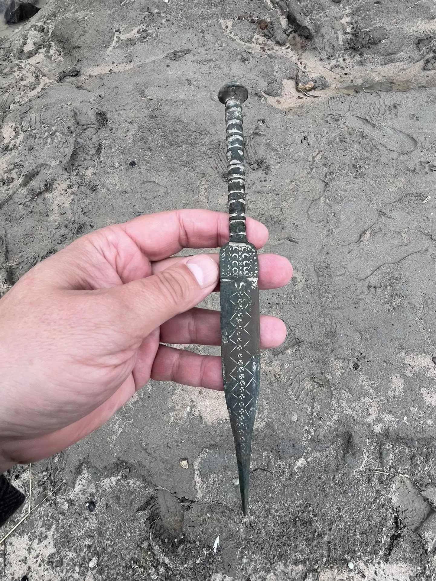 Pistoda, pikkusega 24,2 cm, leiti savikamakast, mis oli kaljuvaringu käigus alla veerenud.