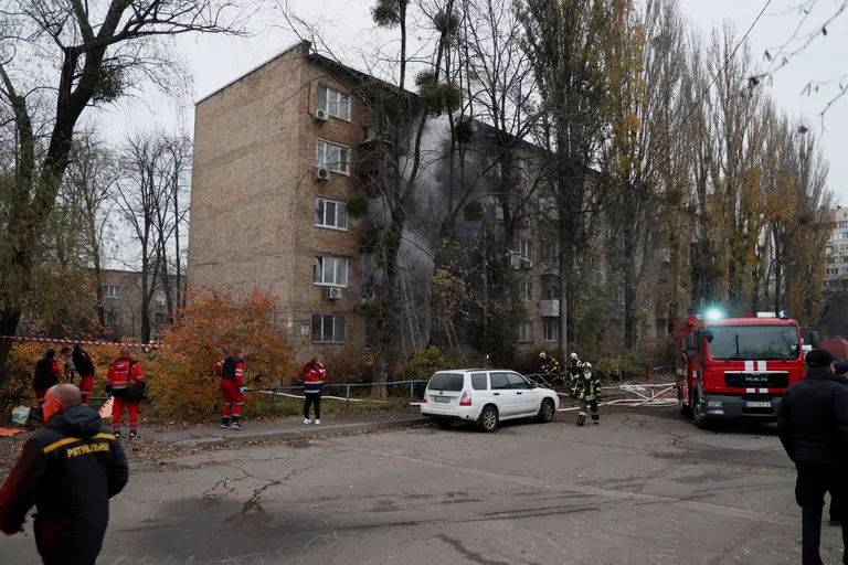 Киев. Пожарные тушат здание, загоревшееся в результате обстрела