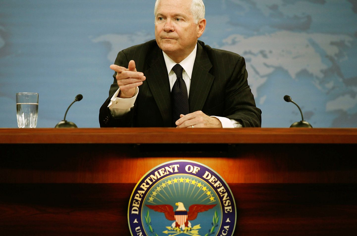 Robert Gates teatab muudatustest Pentagonis.