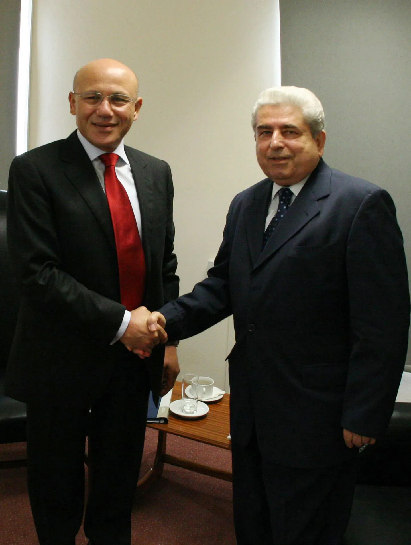 Küprose president Demetris Christofias (paremal) surumas kätt türklaste liidri Mehmet Ali Talatiga.