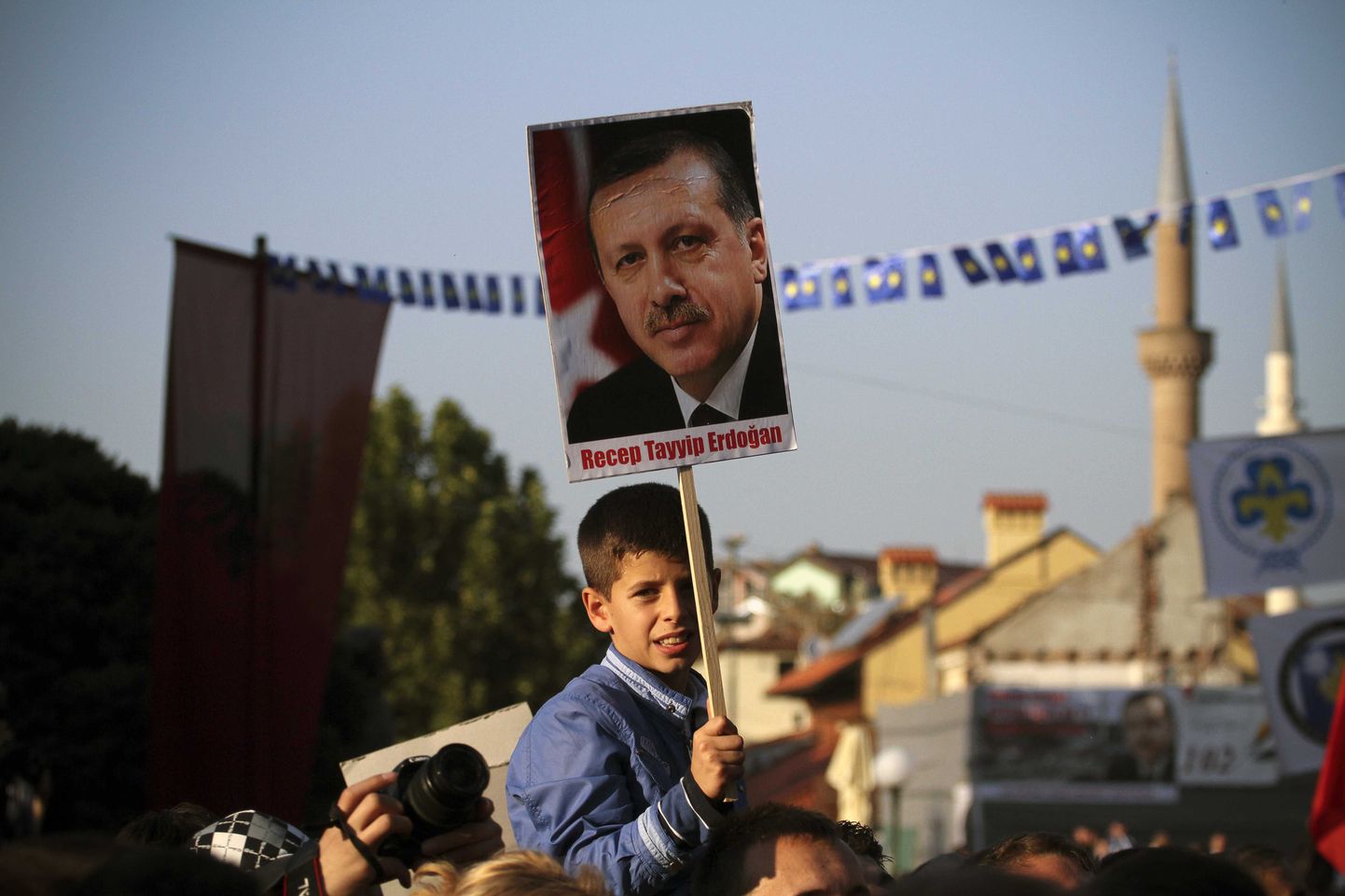 Noor fänn Recep Tayyip Erdoğani Kosovo-visiidi ajal teda ootamas.