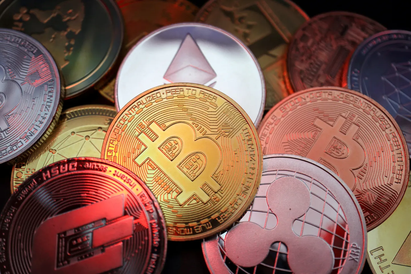 Krüptovaluutade logodega mündid, mida sageli fotodel näha, on ainult illustreerimiseks. Tegelikkuses krüptovarad selliste materiaalsete müntidena ei ole, kuna krüptovaluutad on digitaalsed ja eksisteerivad ainult elektroonilisel kujul plokiahelas.