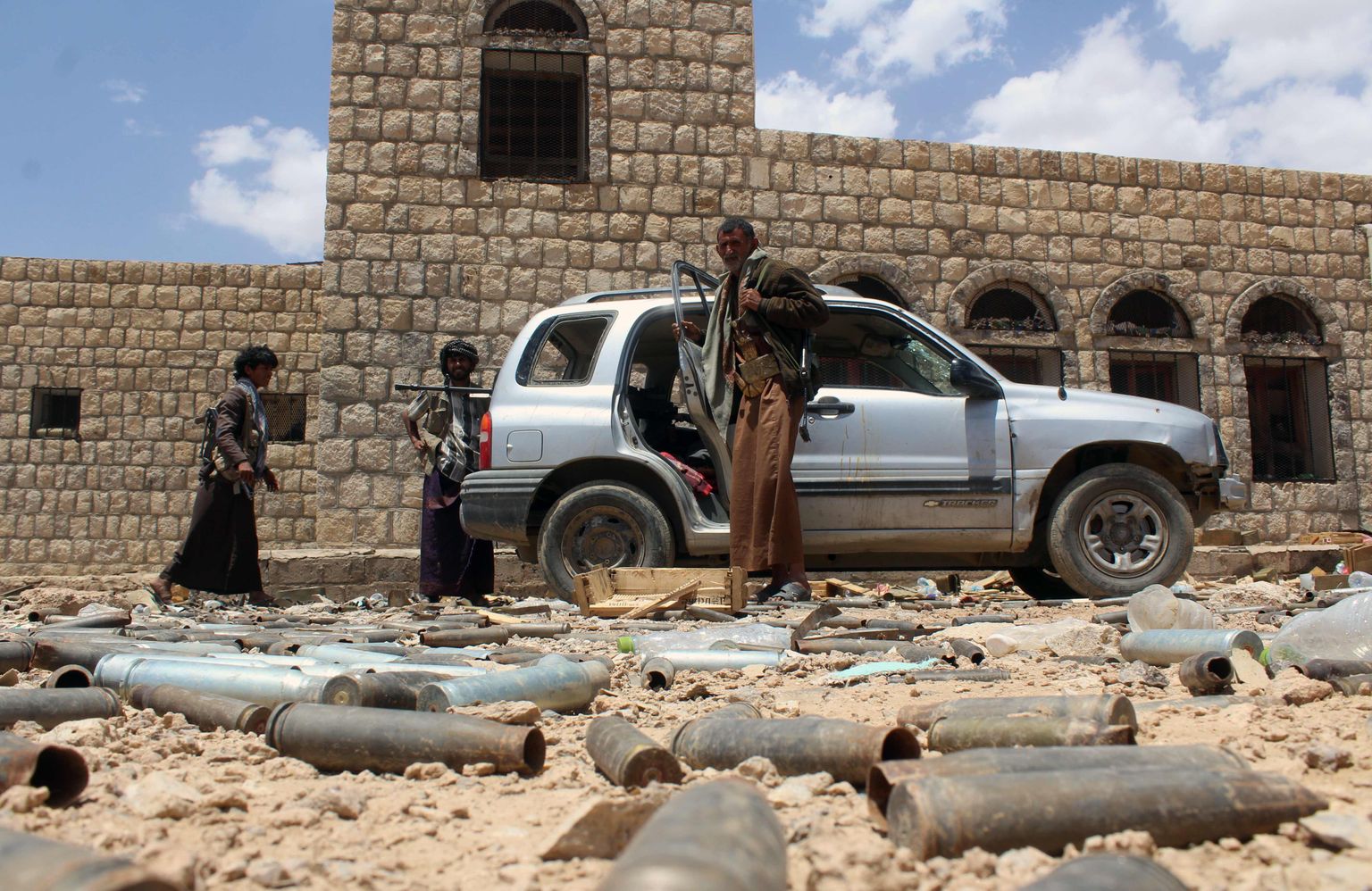 Jeemeni huthimässulised ja ekspresident Ali Abdullah Salehile lojaalsed väed kinnitasid pühapäeval, et peavad keskööl algavast vaherahust kinni.