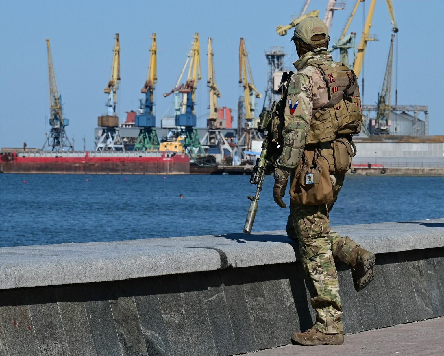 Российский военный в порту Бердянска.
