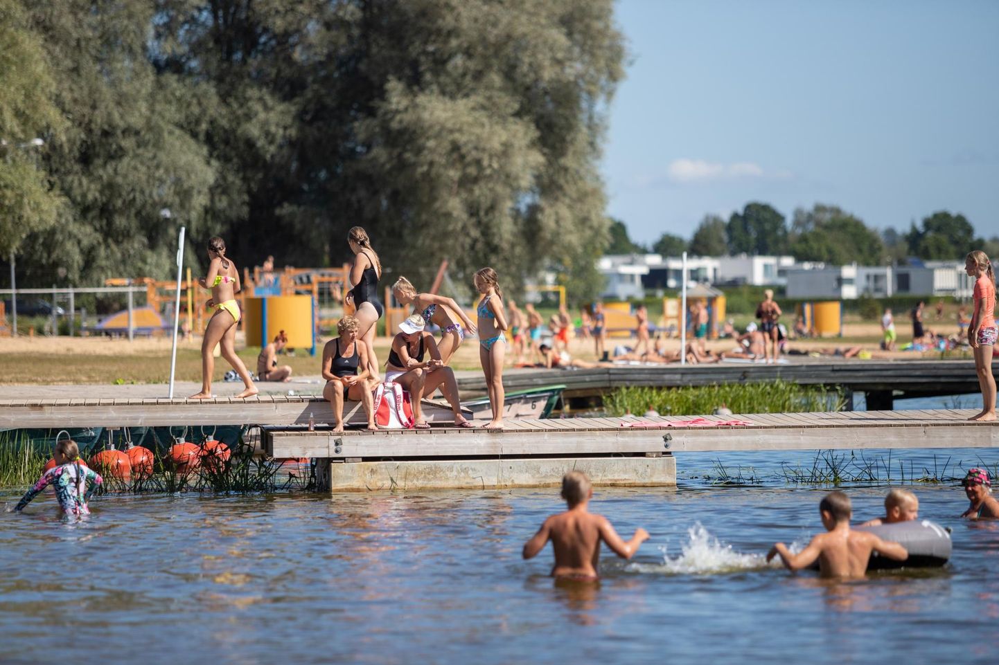 Rannahooaja lõpuni on jäänud vähem kui kaks nädalat. Kolmapäeva lõuna ajal võis Viljandi järve ääres näha küllaldaselt inimesi suplemas ja päikest nautimas.