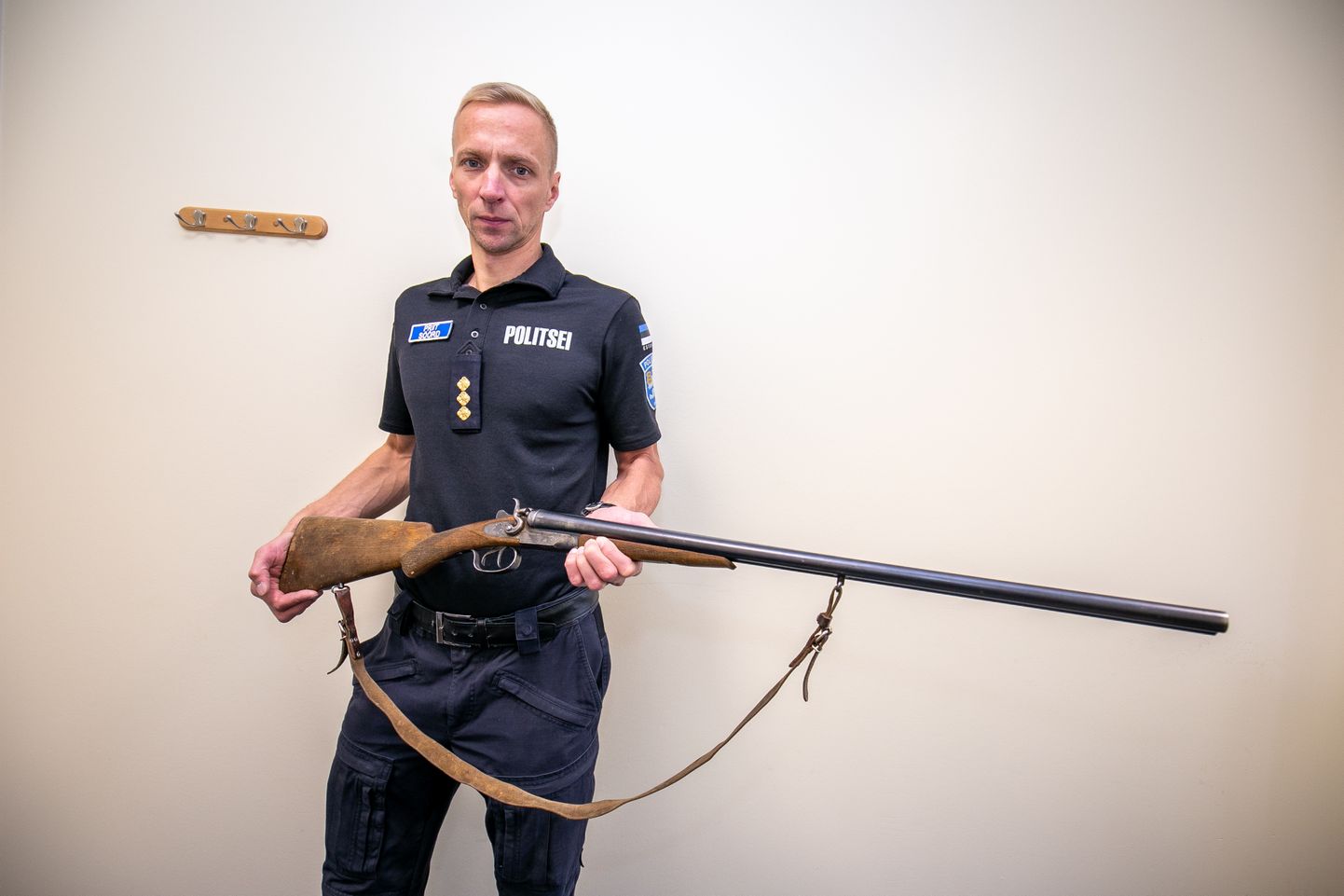 Paide politseijaoskonna piirkonnavanem Priit Söörd näitab politseimajja toodud ebaseaduslikku relva, mis on esmapilgul täiesti korralik jahipüss.