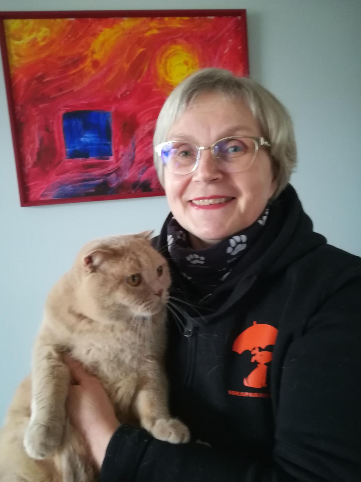 Anneli Matsi sättis end oma kodukontoris kaamera ette koos varjupaigast võetud kassi Mister Higginsiga.