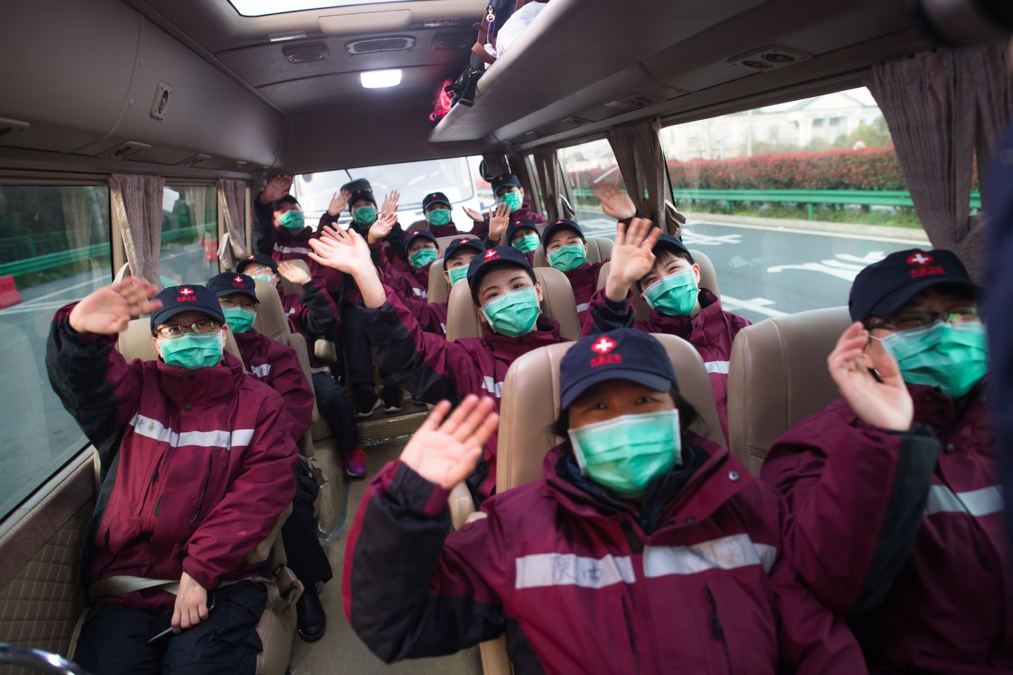 Hiina Shaanxi provintsist koroonaviiruse epitsentrisse Wuhani linna appi saadetud meedikud lahkusid sealt täna varahommikul. Esimesed 43 tervishoiutöötajat toimetati bussides tagasi koju, sest uute haigestunute arv Wuhanis on viimastel nädalatel langenud.