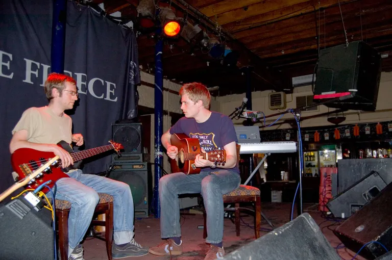 Daniels Traviss muzicē kādā Bristoles klubā 2004. gadā