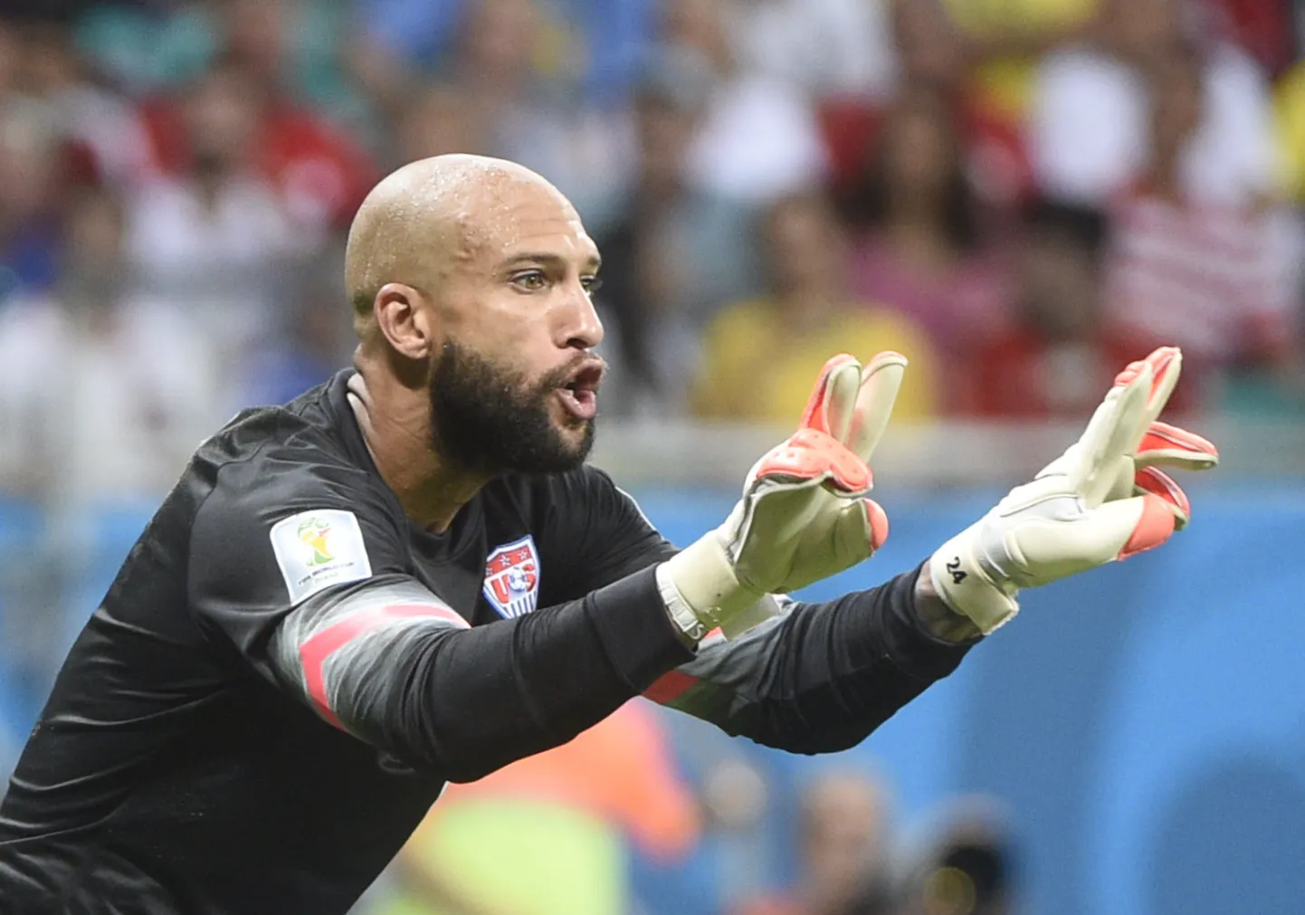 USA väravavaht Tim Howard semmib imekauni näitsikuga.