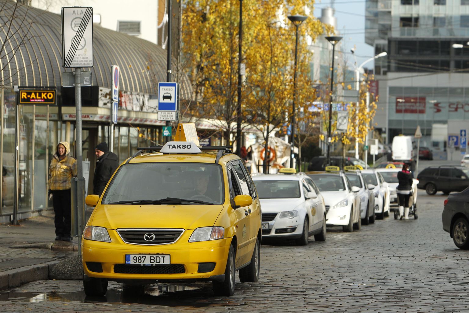 Taksod Viru tänaval.
