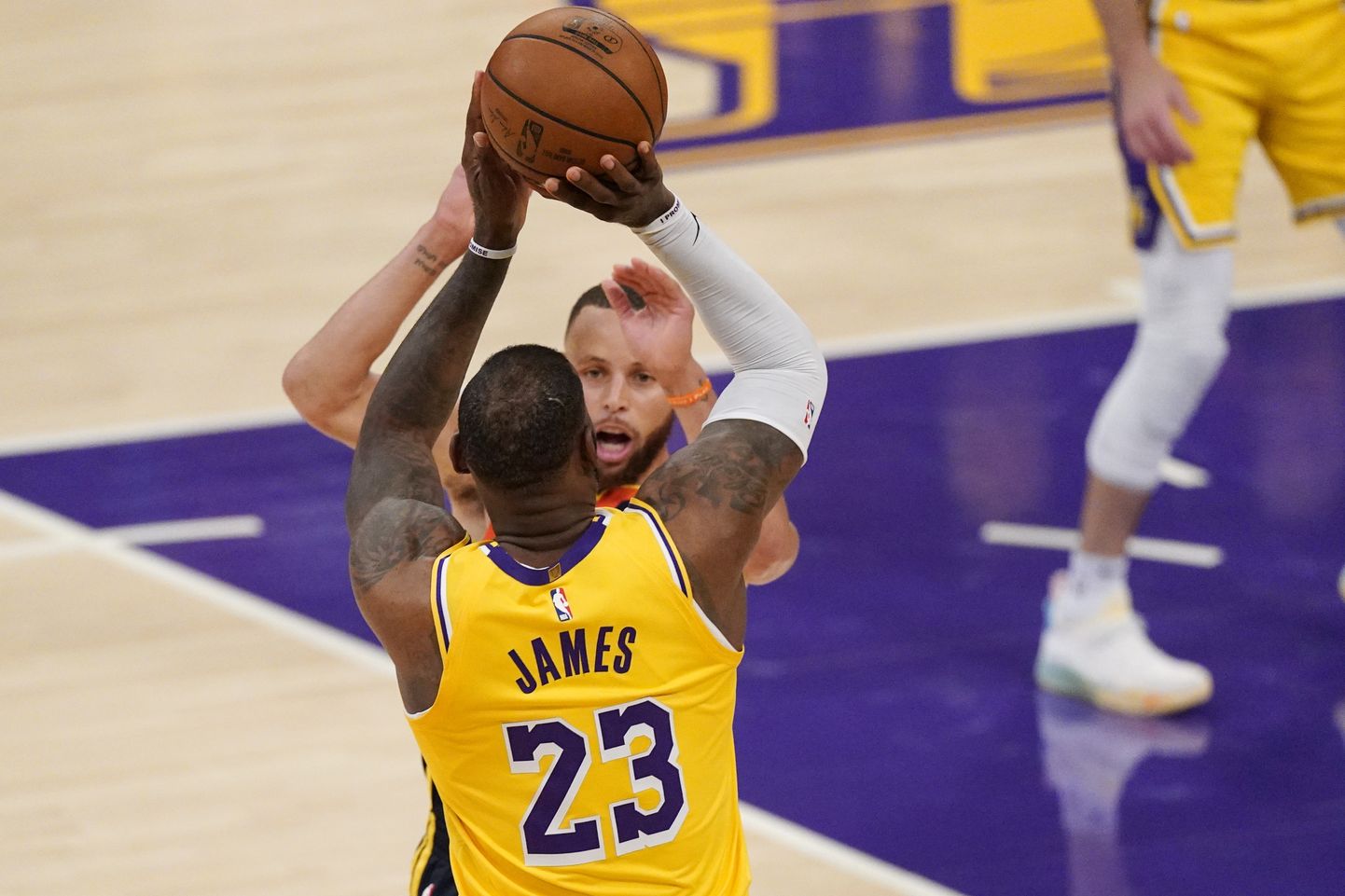 Леброн Джеймс вывел "Лос-Анджелес Лейкерс" в плей-офф Национальной баскетбольной ассоциации (НБА).