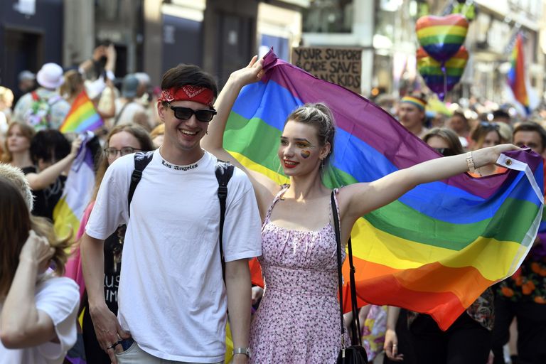 «Me ei ole läbi aastasadade mitte ainult ellu jäänud, me oleme õitsenud,» ütleb LGBT+ kogukonna kohta Eric Cervini. Pildil Helsinki Pride, juuli 2022. (Jussi Nukari/Lehtikuva via AP)