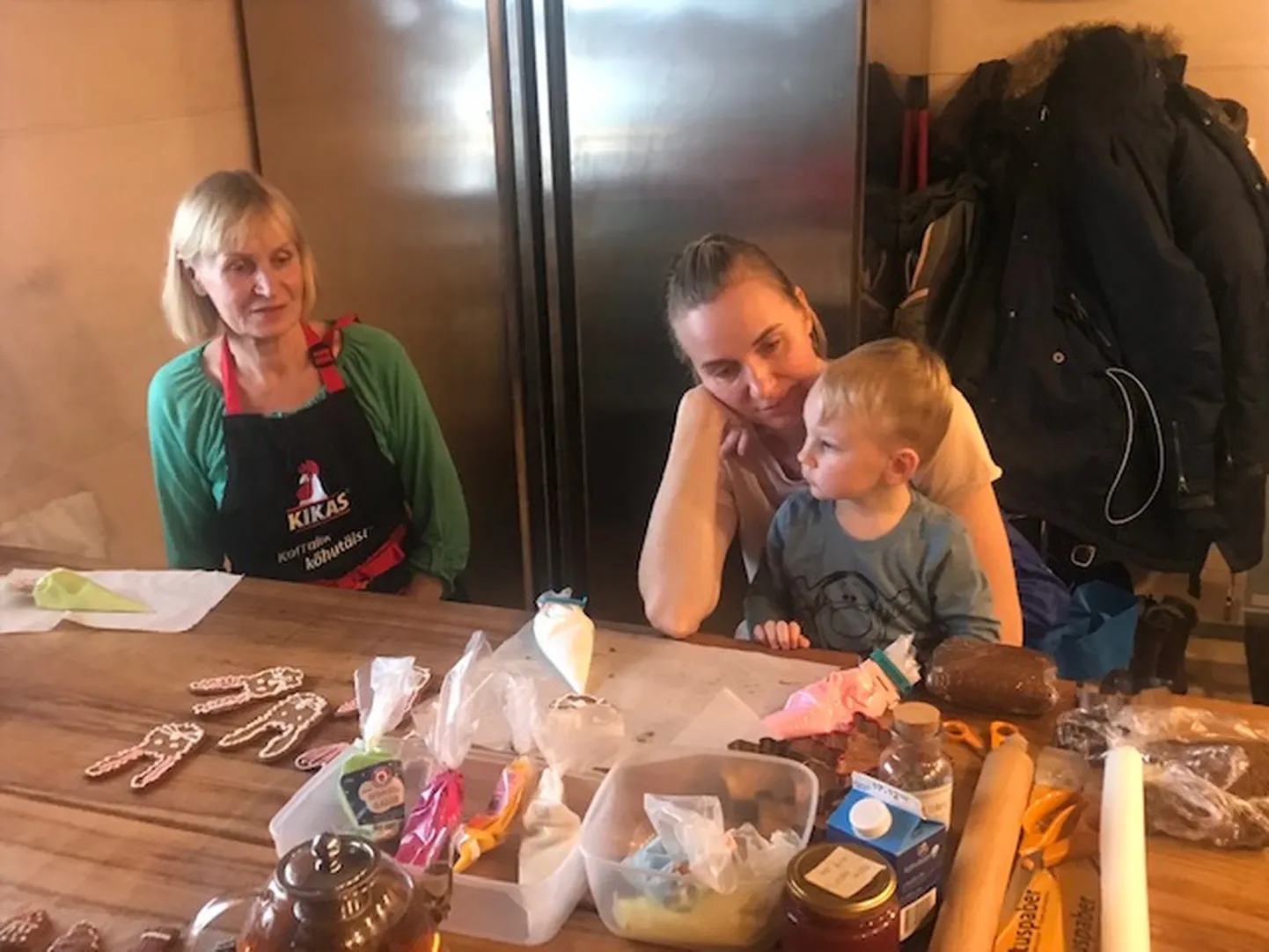 PIPARKOOGITEGU: Tööhoos on Marje Kivirand ja Lilli Kivirand poeg Reniga.