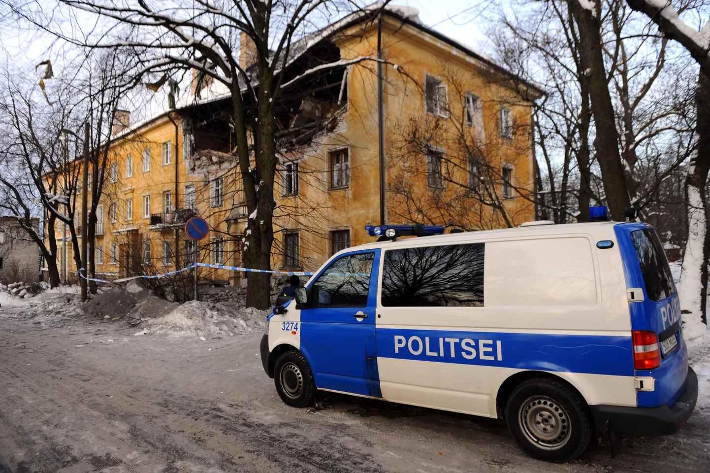 Plahvatuses kahjustada saanud elamu Süsta tänaval.