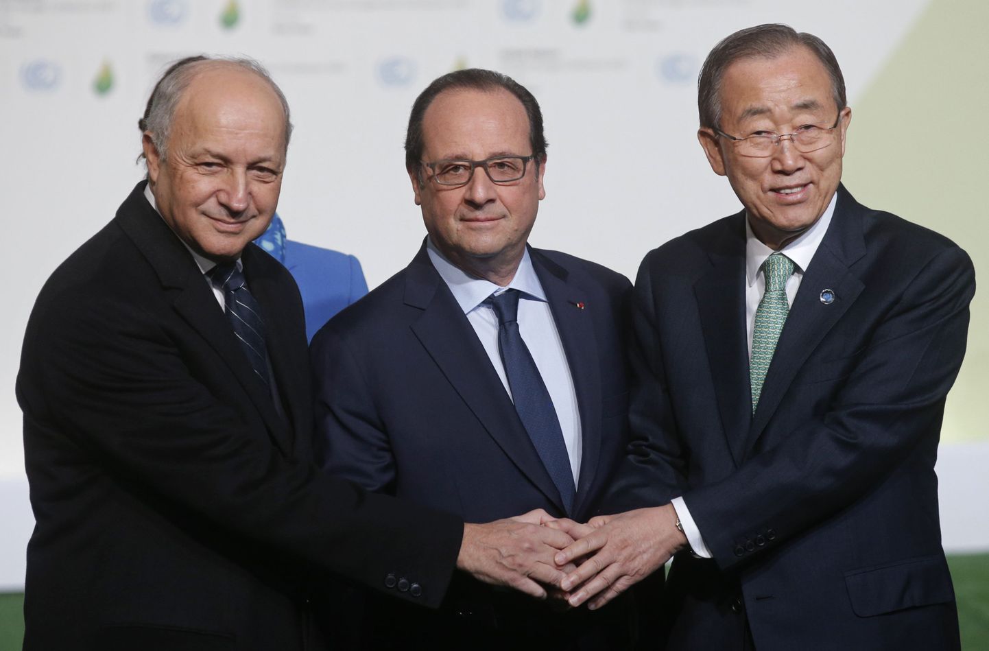 Prantsuse president François Hollande  (keskel), Prantsuse välisminister Laurent Fabius (vasakul) ja ÜRO peasekretär Ban Ki-moon kliimakonverentsi avamisel.