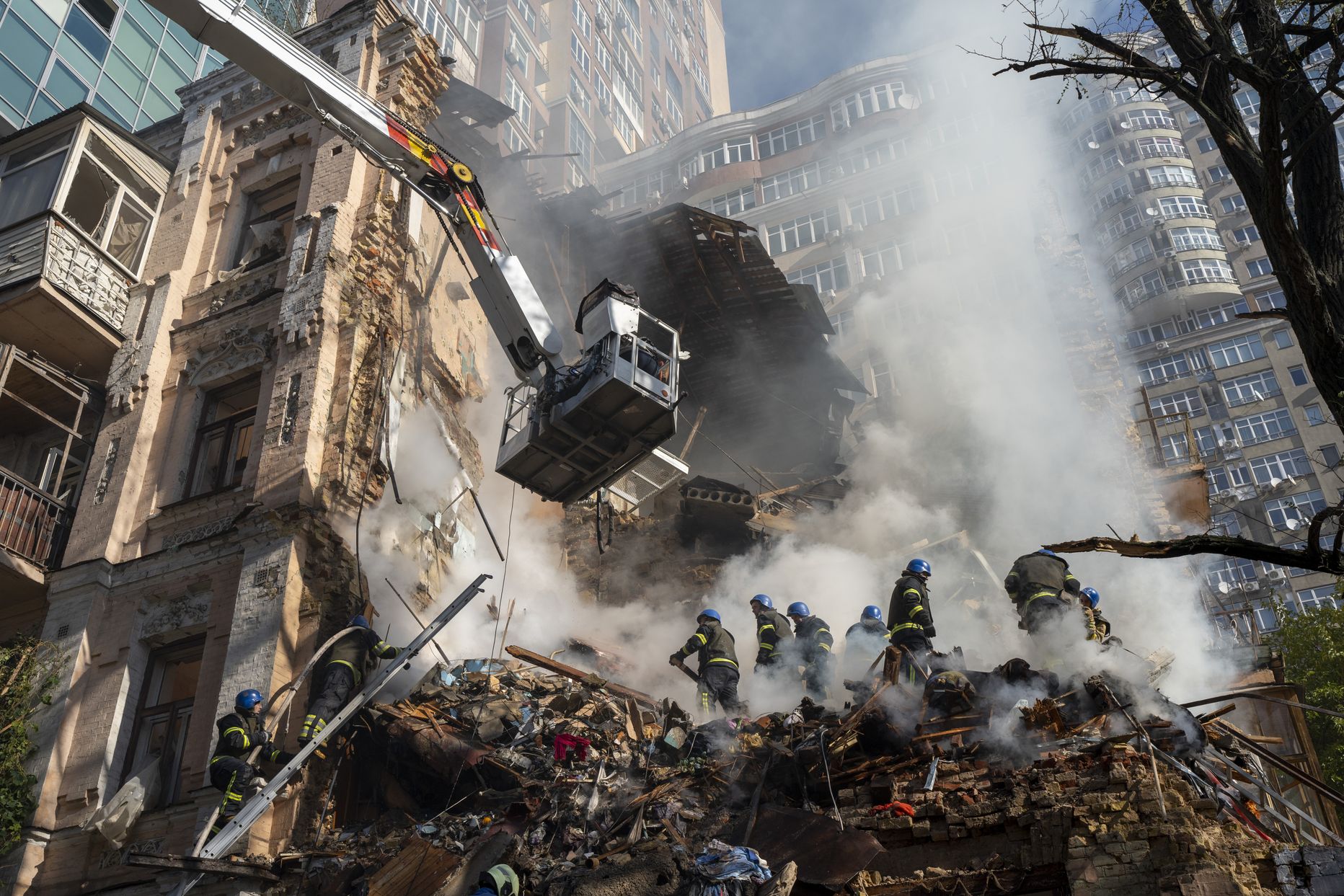 Киев. Украинские пожарные работают у разрушенных зданий после атаки иранскими беспилотниками.