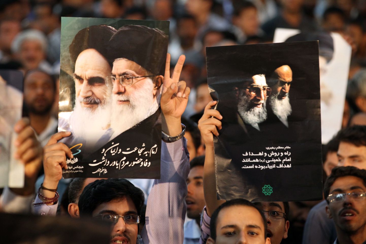 Iraanlased piltidega, millel on kõrvuti kaks ajatollat: Ruhollah Khomeini ja   Ali Khamenei (prillidega).