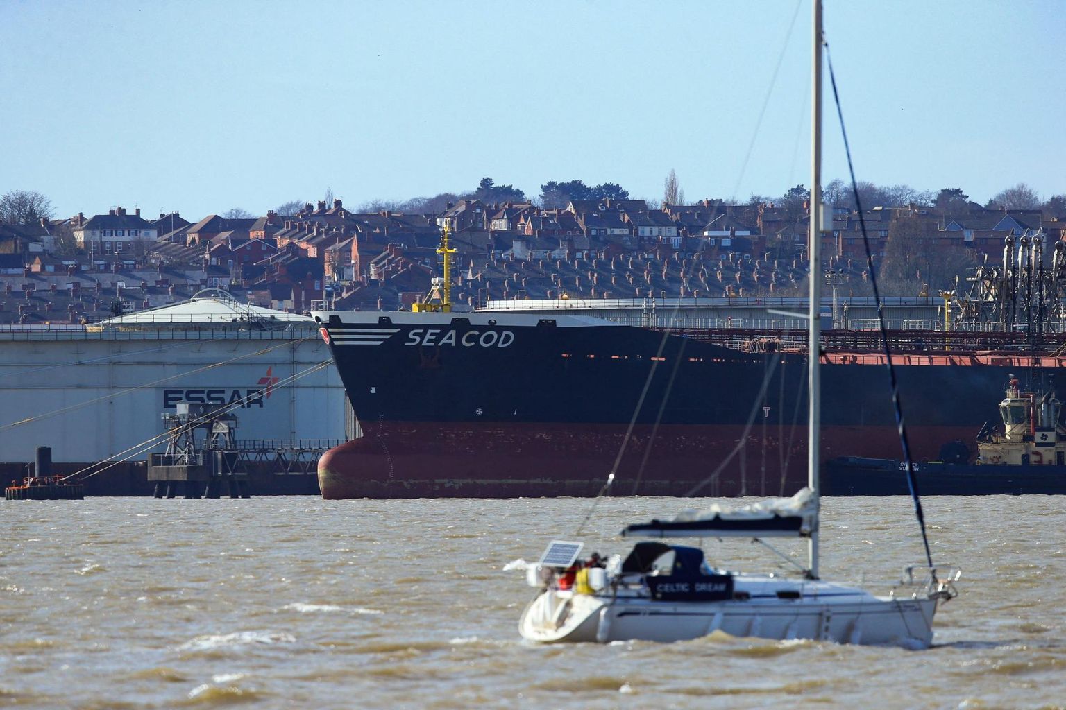 5. märtsil 2022 jäi Saksa lipu all seilav tanker Seacod Loode-Inglismaal Cheshire’is Stanlow’ naftarafineerimistehase kai ääres tühjaks pumpamata. Briti dokitöölised keeldusid laeva lossimast ning nõudsid valitsuselt, et see sulgeks juriidilise lünga sanktsioonides, mis võimaldab Vene naftat vedada kolmandate riikide laevadega, millele piirangud ei kehti.  FOTO: Lindsey Parnaby