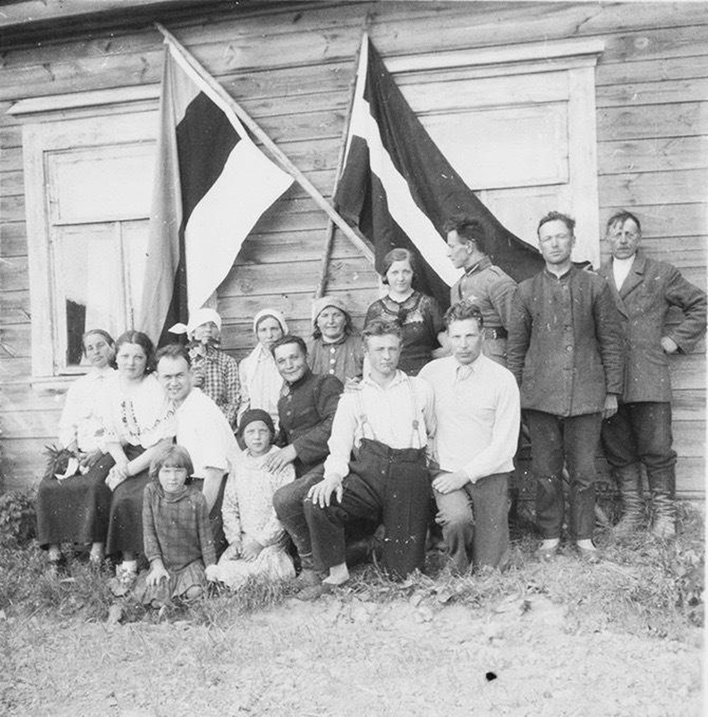 Rühm lutsisid ja eestlasi Lutsi külas 1936. aastal. Paremal on valges särgis lutsi aktivist Paulopriit Voolaine. Foto autor on August Sang.