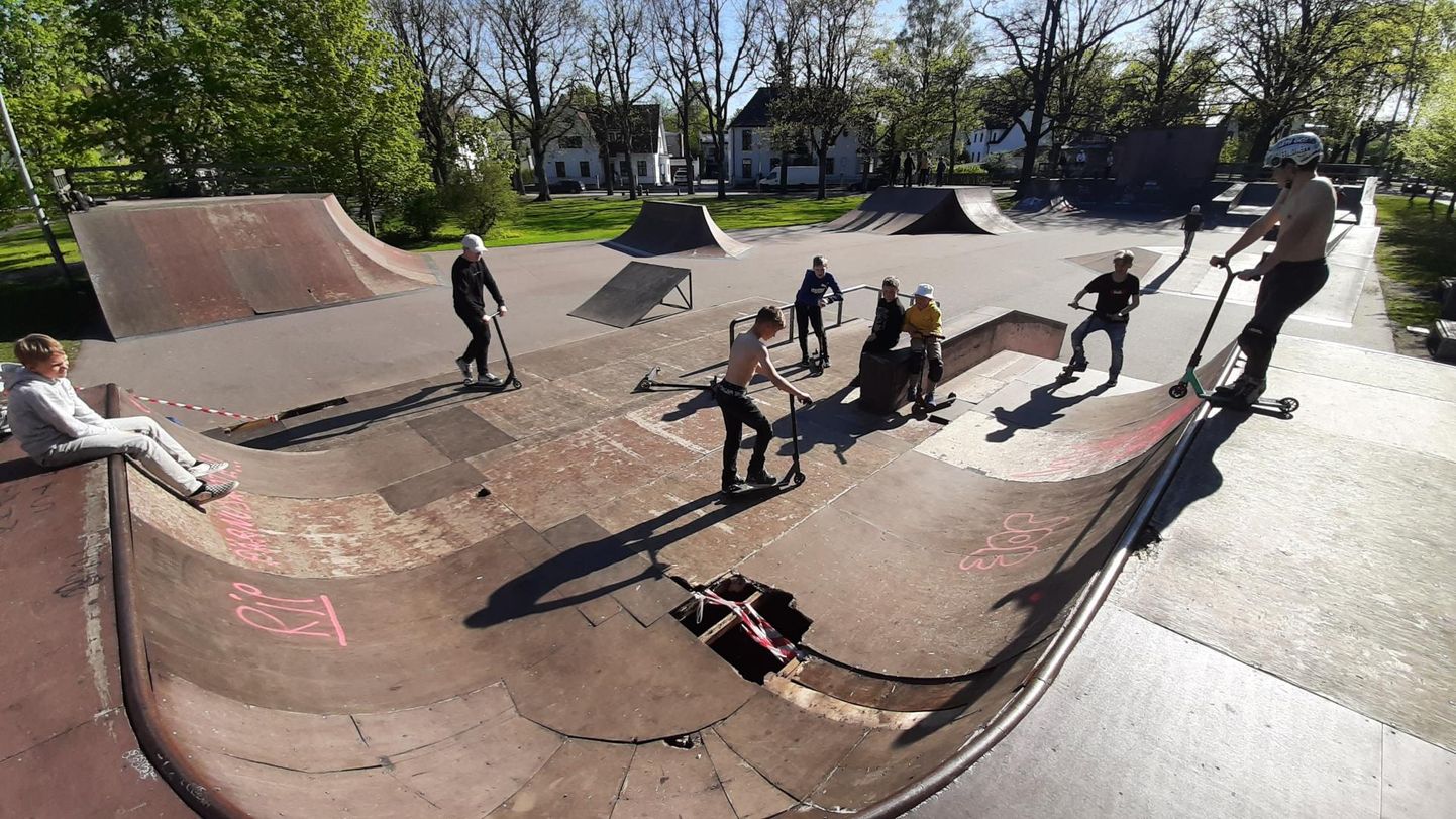 Дети в скейт-парке. Фото иллюстративное.