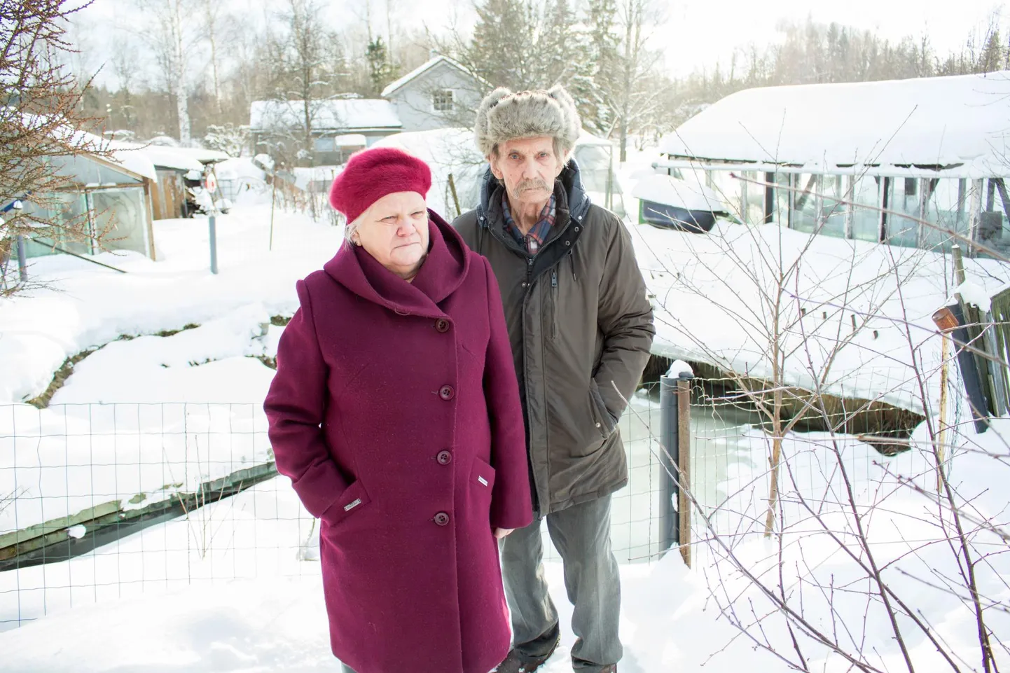 Päästjad võtsid naabermaja kustutamiseks vett valgalaste Erich ja Maie Sisase väikesest tiigist. Nende selja taga on näha tühja tiiki enne seda, kui päästjad sinna 30 tonni vett tagasi viisid.