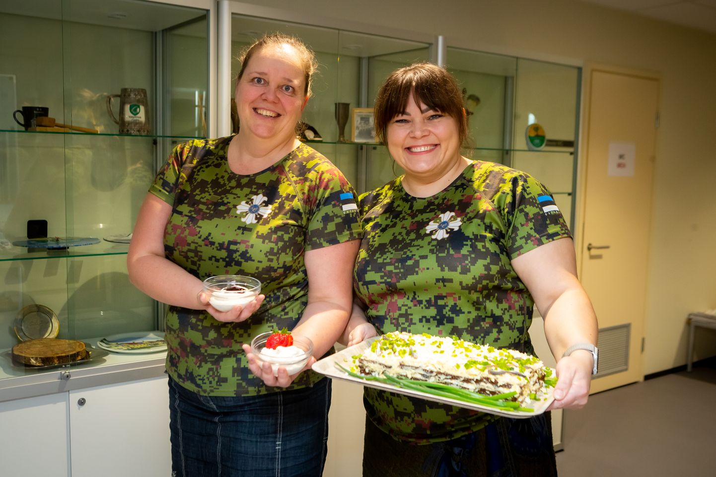 HEAD ISU! Naiskodukaitsjad Piret Paomees ja Anni Murd leiavad, et kilutordi ja kamavahu tegemine on jõukohane igaühele, kes pisutki harjunud köögis toimetama.
