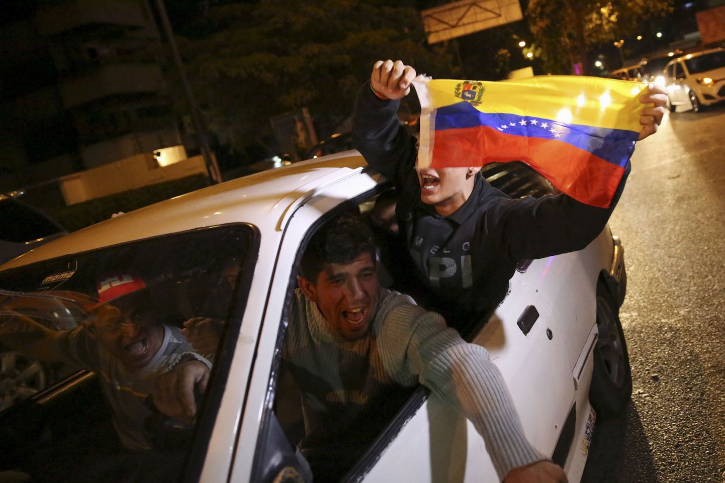 Сторонники оппозиции в столице Каракасе.