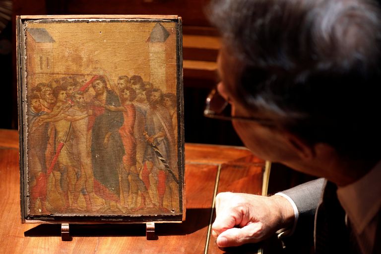 Prantsuse kunstiekspert Eric Turquin vaatamas Itaalia 13. sajandi kunstniku Cimabue maali
