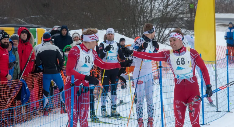 Hans-Kristen Rootalu (paremal) on pääsenud Tartu teatemaratonil järgmistest ligi kahe minuti kaugusele ning annab teist vahetust sõitvale Kristo Siimerile üle ajavõtukiibi.