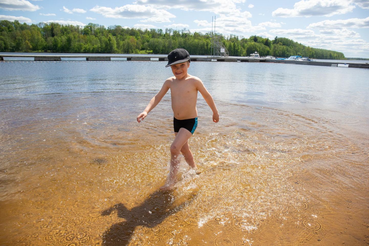 Kuueaastase Mattias Vesalahti suplushooaeg järves algas esmalt jalgupidi vees sumades.