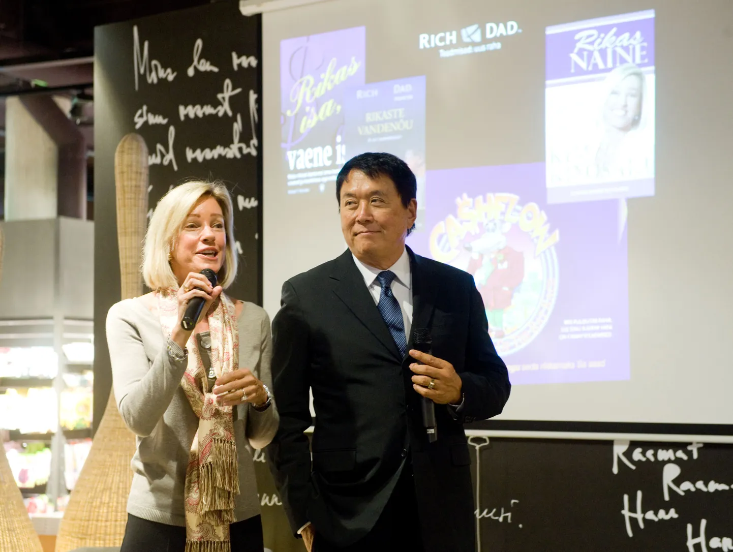 Kaks aastat tagasi jagas 
Raamatu "Rikas isa, vaene isa" autor Robert Kiyosaki koos naise Kimiga Solarise Apollo raamatupoes autogramme.
